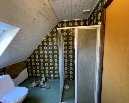 Så bliver der revet i væggene, bare lige for at se hvor slemt det er at få ned