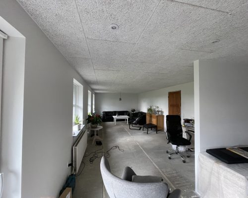 Et blik ned igennem stue. En helhed der er lys, dejlig og venlig. Lige det vi ønskede os.