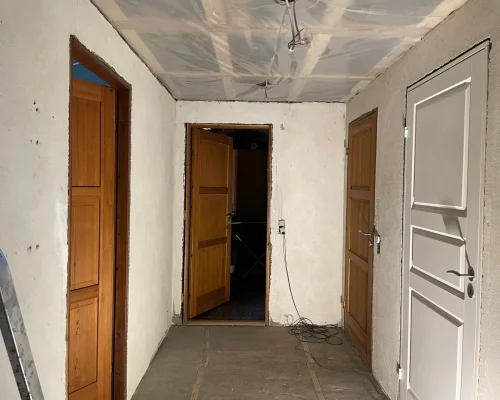 Gang klar til igangsætning af renovering af vægge og udskiftning af det store vindue. Loftet er forskallet, isoleret og klargjort til spot. Smuds membran er lagt op for at det ikke skal drysse fra mellemrum mellem troldtekts pladerne. og som barriere for evt. edderkopper og andet kryb der vil have husly.